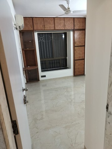 Room in 4 BHK Apartment at Lunkad Goldcoast, Viman Nagar – for Rent