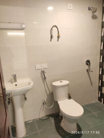 Bathroom in 2 BHK Apartment at Alaknanda Apartment Gomti Nagar, Gomti Nagar – for Rent
