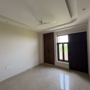 Room in 3 BHK Builder Floor at Sector 81 – for Rent
