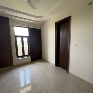 Room in 3 BHK Builder Floor at Sector 81 – for Rent