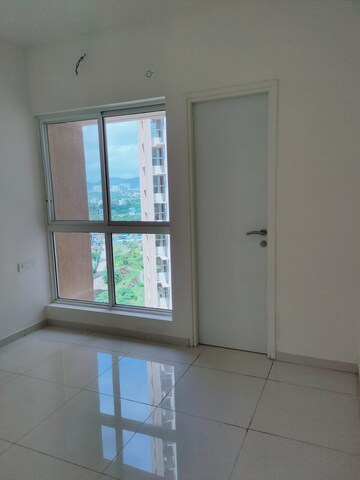 Room in 3 BHK Apartment at Godrej Green Vistas, Mahalunge – for Rent