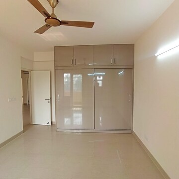 Room in 4 BHK Apartment at Emaar Emerald Floors Premier, Sector 65 – for Rent