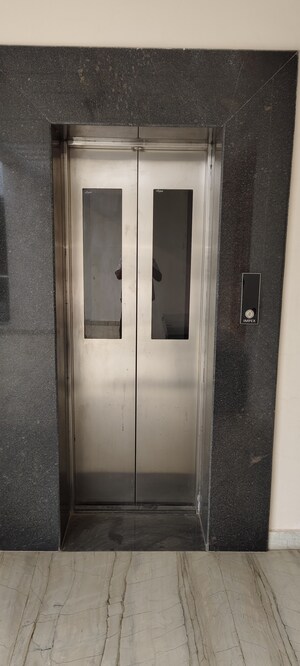 Building Lobby in 6+ BHK Independent House at Ansal Sushant Golf city, Sushant Golf City – for Rent