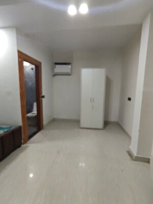 Room in 3.5 BHK Apartment at Ardee Mall, Sector 52 – for Rent