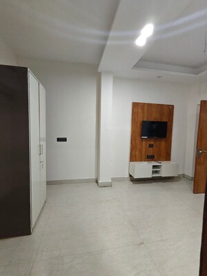 Building Lobby in 3.5 BHK Apartment at Ardee Mall, Sector 52 – for Rent