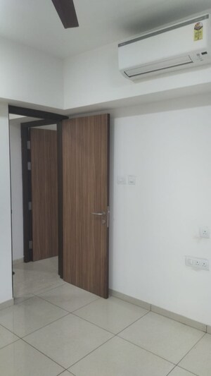 Room in 2 BHK Apartment at Shapoorji Pallonji Vicinia, Powai – for Rent