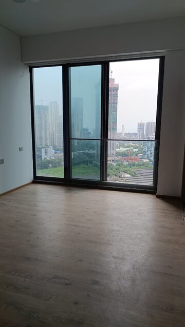 Room in 4 BHK Apartment at Rustomjee Crown, Prabhadevi – for Rent
