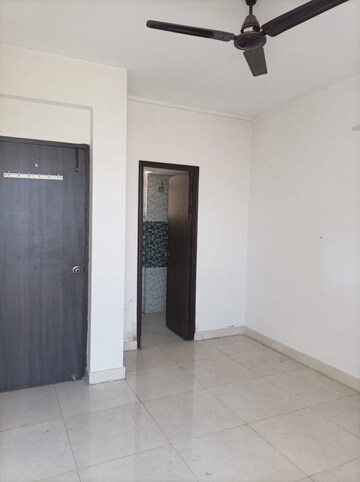 Room in 4 BHK Apartment at Sector 49 – for Rent