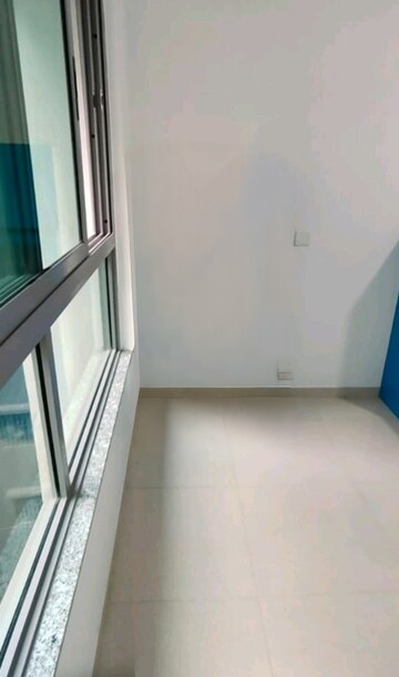 Room in 3 BHK Apartment at Kalpataru Immensa, Kolshet Road – for Rent