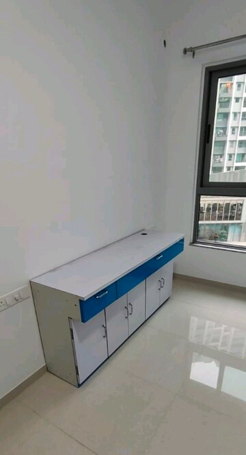 Room in 3 BHK Apartment at Kalpataru Immensa, Kolshet Road – for Rent