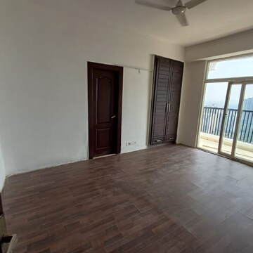 Room in 3 BHK Apartment at Amrapali Platinum, Sector 119 – for Sale