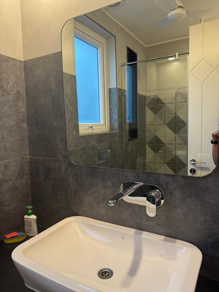 Master Bedroom, chittaranjan park 3 Bedroom 200 Sq.Yd. Builder Floor In Chittaranjan Park Delhi 9288531