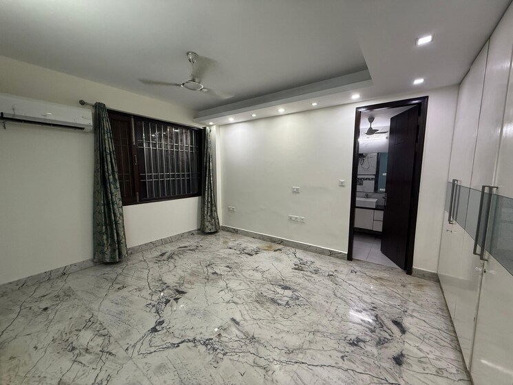 Room, kalkaji 4 Bedroom 350 Sq.Yd. Builder Floor In Kalkaji Delhi 9288546