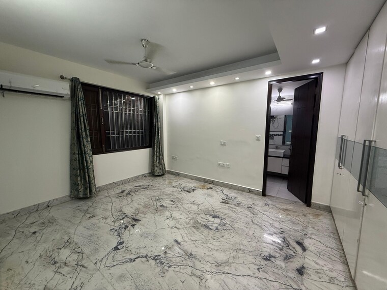 Room, kalkaji 4 Bedroom 350 Sq.Yd. Builder Floor In Kalkaji Delhi 9288546