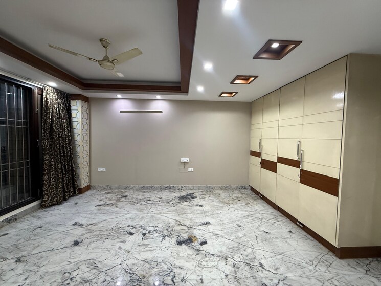 Room, kalkaji 4 Bedroom 350 Sq.Yd. Builder Floor In Kalkaji Delhi 9288546