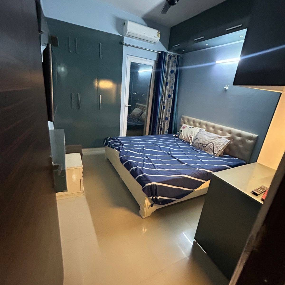 2.5 BHK + Study Room Apartment For Rent in Express Zenith