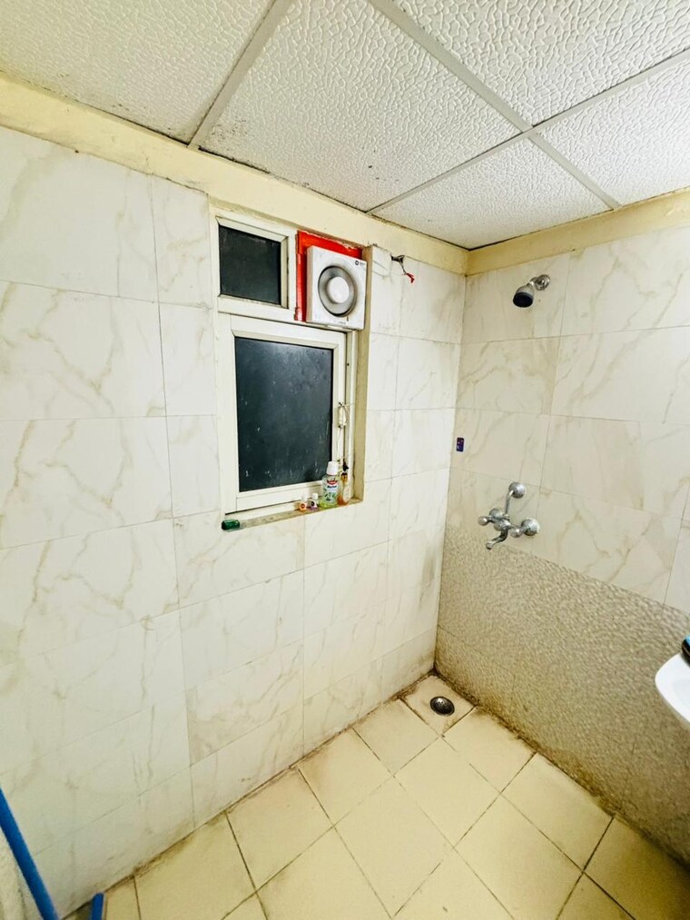 Bathroom, aims-golf-city 3.5 Bedroom 1550 Sq.Ft. Apartment In Sector 75 Noida 9288724