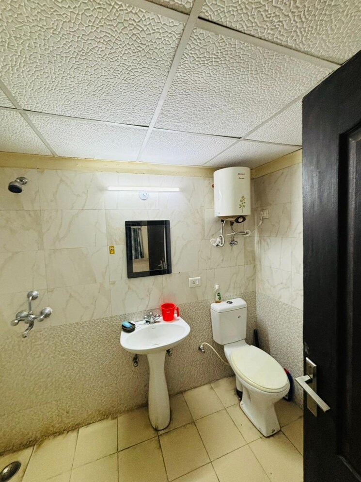 Bathroom, aims-golf-city 3.5 Bedroom 1550 Sq.Ft. Apartment In Sector 75 Noida 9288724