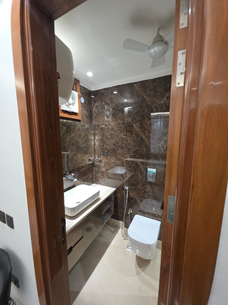 Bathroom, lajpat nagar 2 Bedroom 900 Sq.Ft. Builder Floor In Lajpat Nagar Delhi 9288744