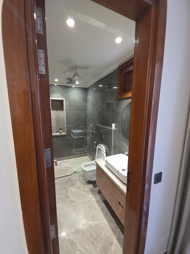 Attached Bathroom, lajpat nagar 2 Bedroom 900 Sq.Ft. Builder Floor In Lajpat Nagar Delhi 9288744