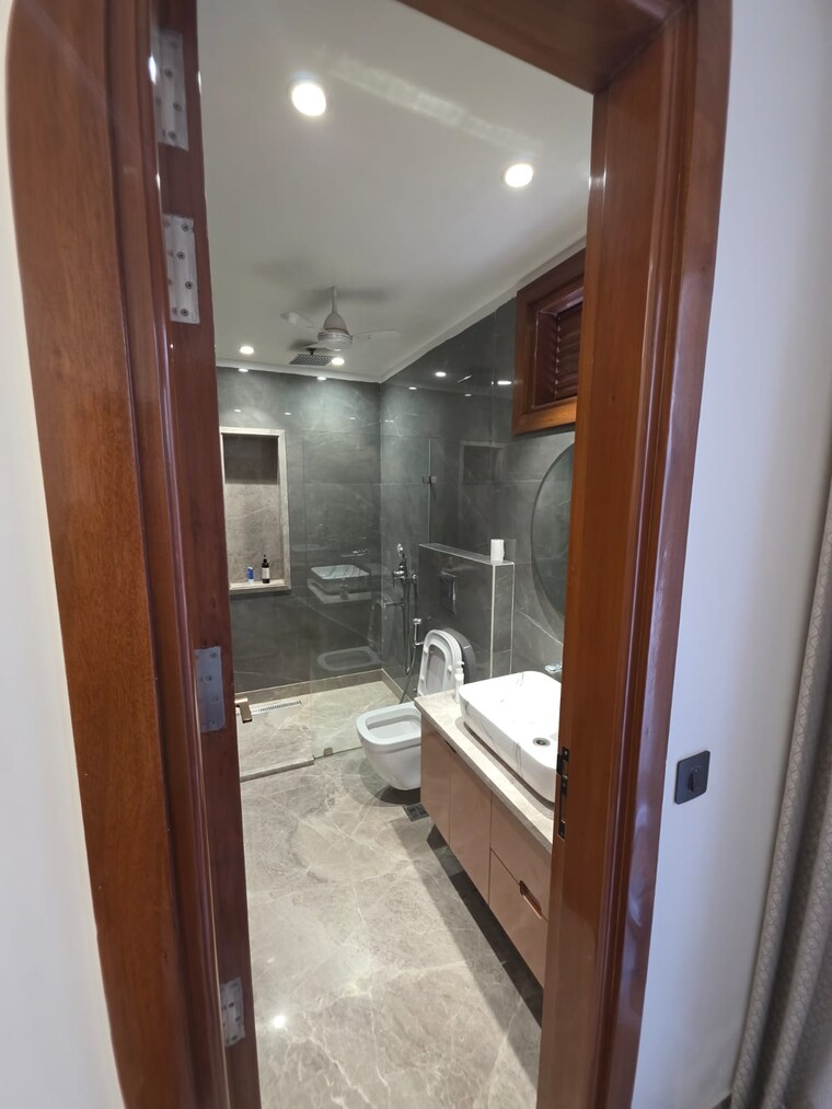 Attached Bathroom, lajpat nagar 2 Bedroom 900 Sq.Ft. Builder Floor In Lajpat Nagar Delhi 9288744