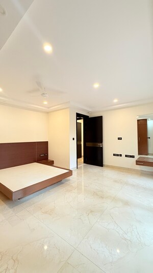 Room in 4 BHK Apartment at Halasuru – for Rent