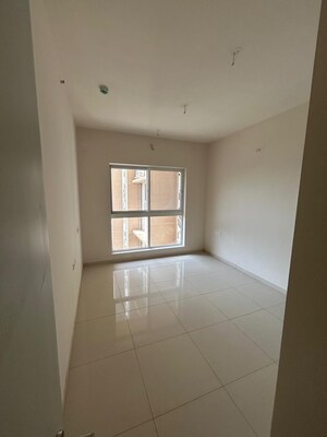 Room in 3 BHK Apartment at Godrej Green Vistas, Mahalunge – for Rent