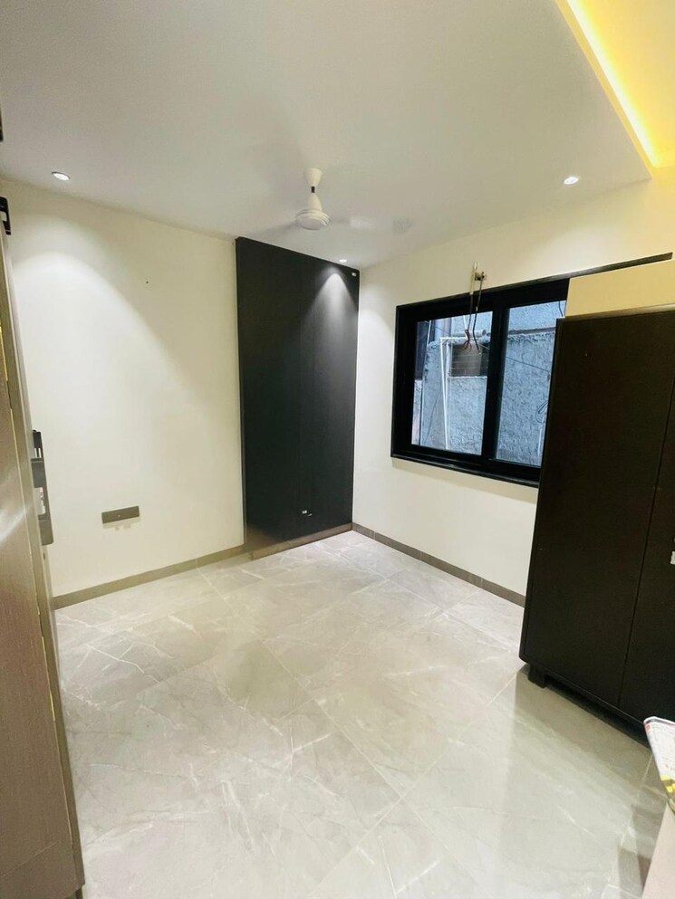 Room, paschim vihar 2 Bedroom 110 Sq.Yd. Builder Floor In Paschim Vihar Delhi 9289153