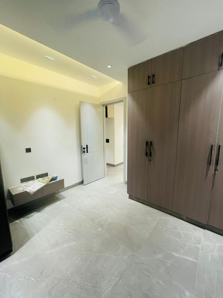 Room, paschim vihar 2 Bedroom 110 Sq.Yd. Builder Floor In Paschim Vihar Delhi 9289153