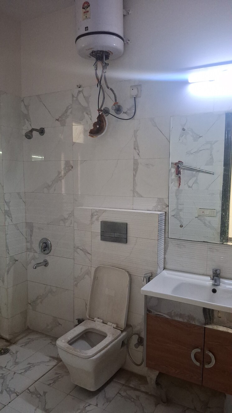 Bathroom, rwa-residential-society 3 Bedroom 2430 Sq.Ft. Builder Floor In Sector 40 Gurgaon 9289154