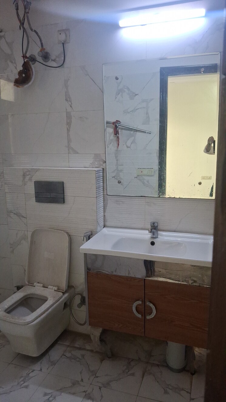 Bathroom, rwa-residential-society 3 Bedroom 2430 Sq.Ft. Builder Floor In Sector 40 Gurgaon 9289154
