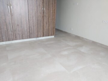 Room in 3 BHK Apartment at Transcon Flora Heights, Andheri West – for Rent