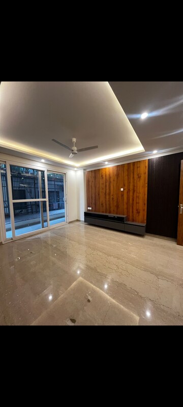 Room in 4 BHK Apartment at Ansal Sushant Apartments, Sushant Lok I – for Rent