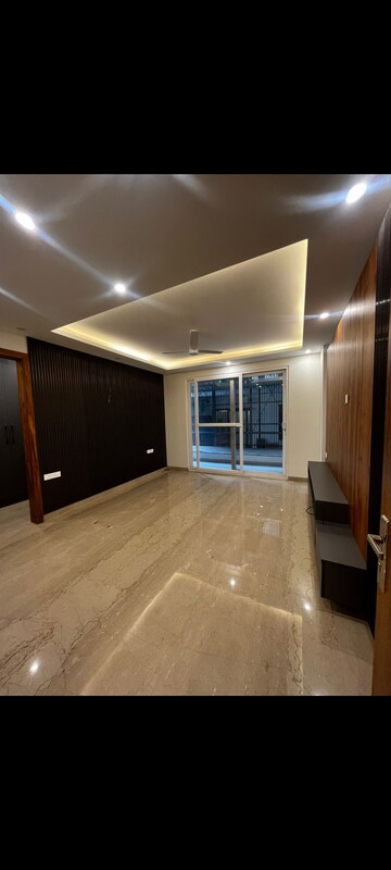 Room in 4 BHK Apartment at Ansal Sushant Apartments, Sushant Lok I – for Rent