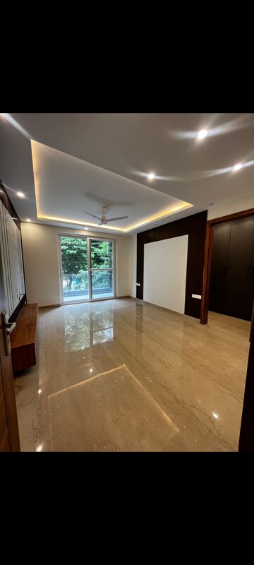 Room in 4 BHK Apartment at Ansal Sushant Apartments, Sushant Lok I – for Rent