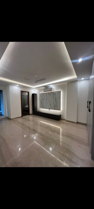 Room in 4 BHK Apartment at Ansal Sushant Apartments, Sushant Lok I – for Rent