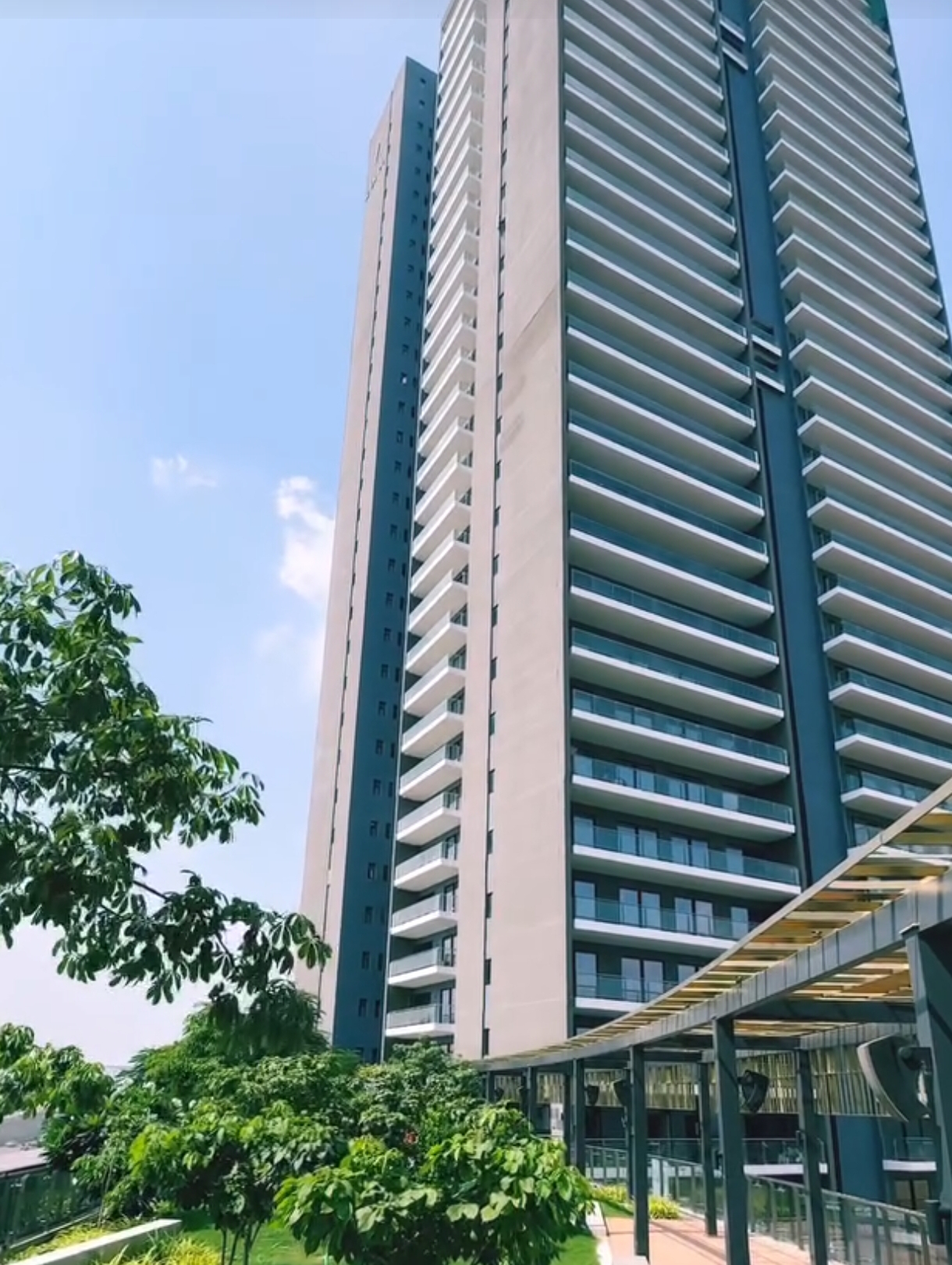 2 BHK + Servant Room,Extra Room 720 Sq.Ft. Apartment in Krisumi Waterside Residences