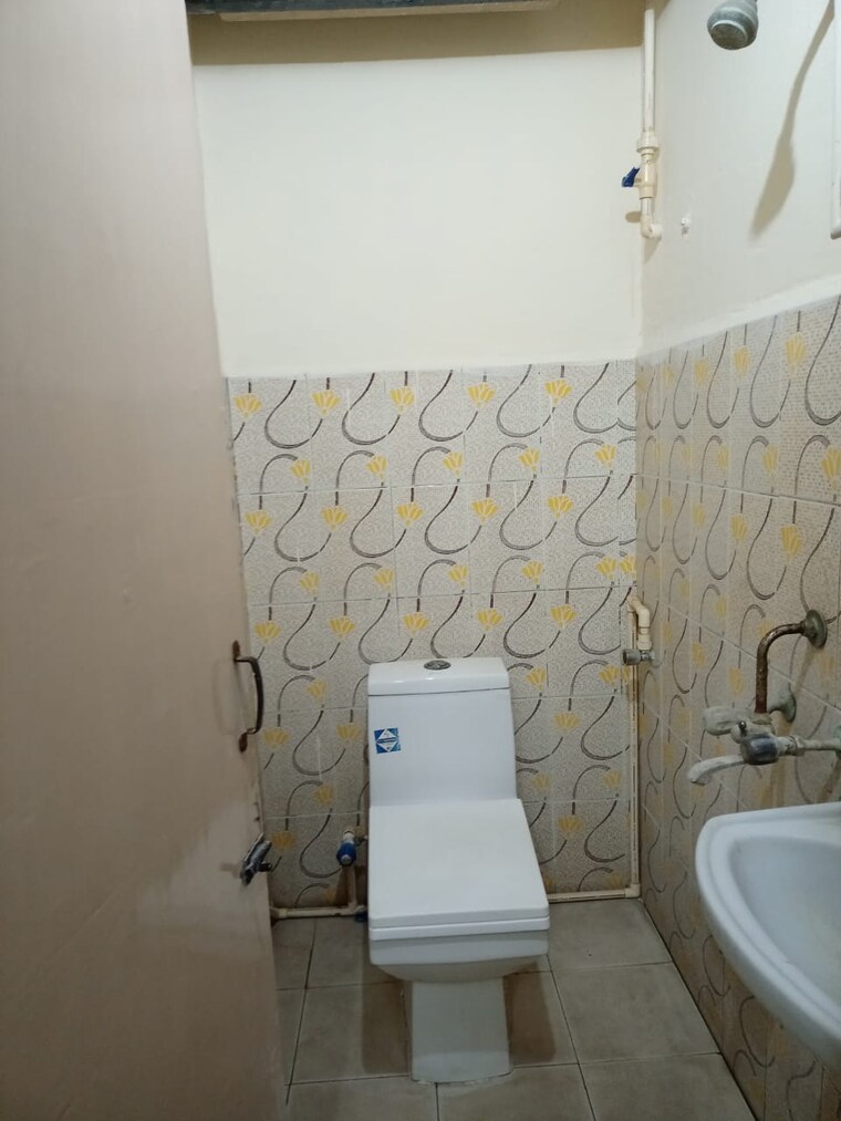 Bathroom, narsingi 1.5 Bedroom 800 Sq.Ft. Apartment In Narsingi Hyderabad 9289425