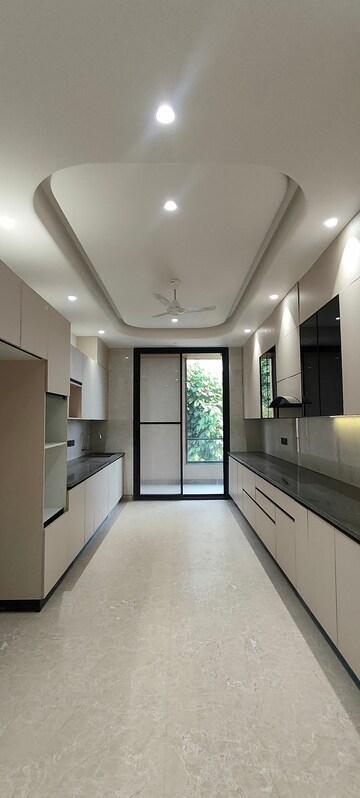 Building Lobby in 4 BHK Builder Floor at Unitech South City 1, South City 1 – for Rent