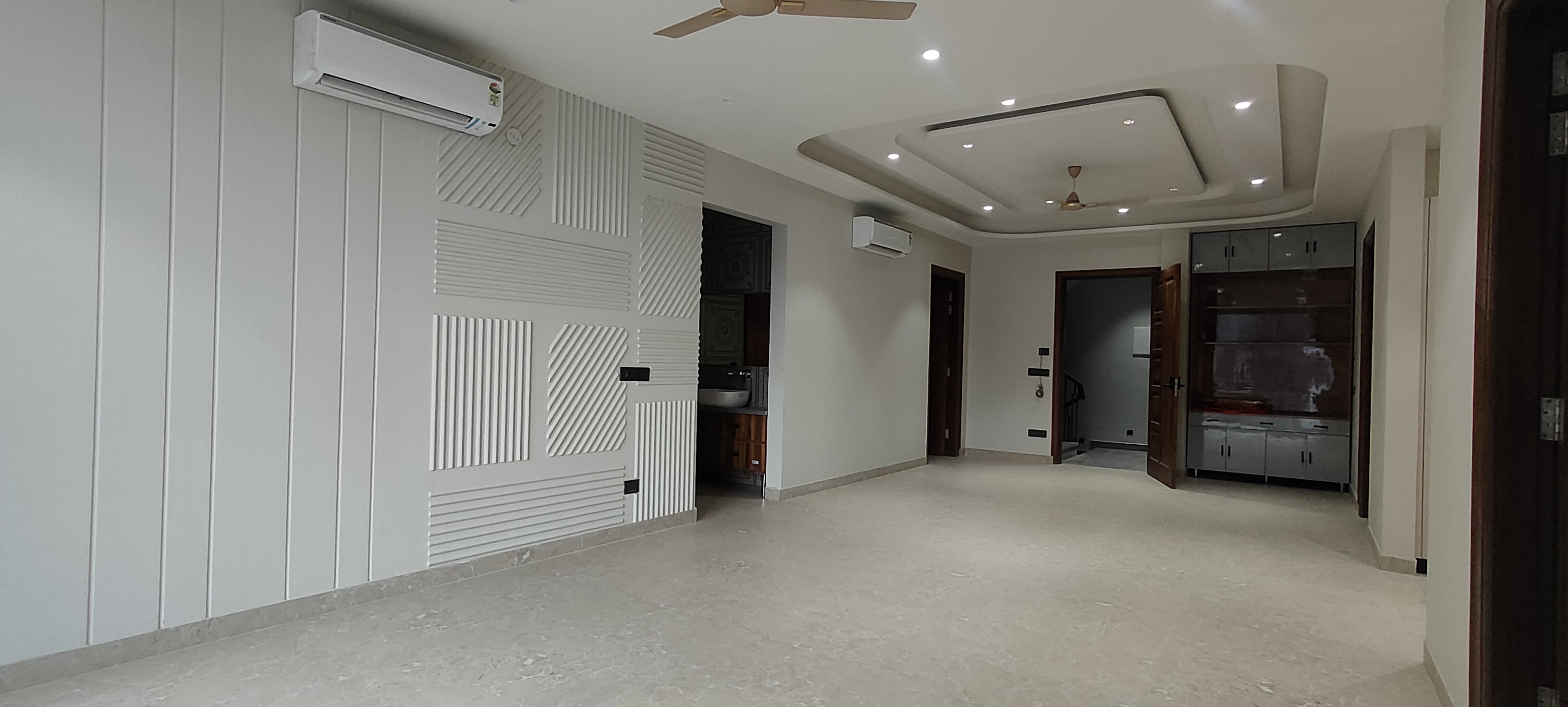 4 BHK + Servant Room Builder Floor For Rent in Unitech South City 1