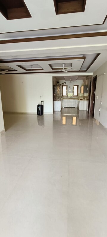 Room in 4 BHK Builder Floor at Green Fields Colony – for Rent