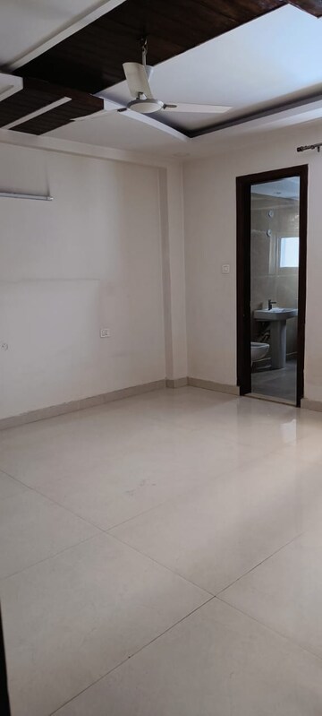 Room in 4 BHK Builder Floor at Green Fields Colony – for Rent