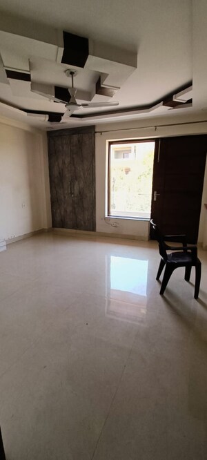 Room in 4 BHK Builder Floor at Green Fields Colony – for Rent