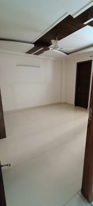 Room in 4 BHK Builder Floor at Green Fields Colony – for Rent