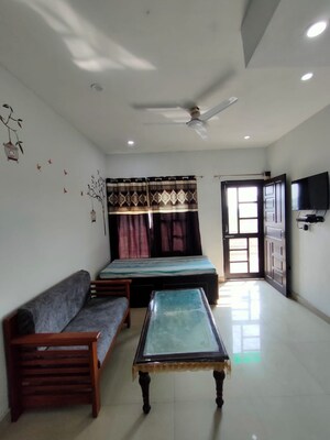 Living Room in 1 BHK Builder Floor at Sushant Vyapaar Kendra, Sector 43 – for Rent