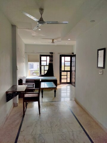 Living Room in 1 BHK Builder Floor at Sushant Vyapaar Kendra, Sector 43 – for Rent