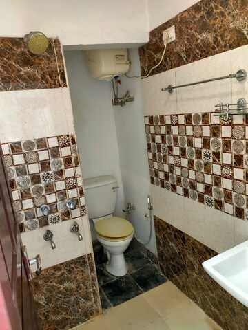 Attached Bathroom in 1 BHK Builder Floor at Sushant Vyapaar Kendra, Sector 43 – for Rent