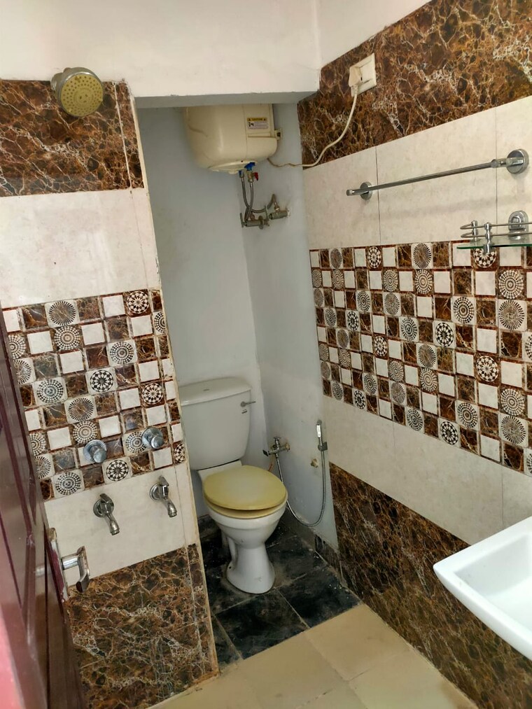 Attached Bathroom, sushant-vyapaar-kendra 1 Bedroom 600 Sq.Ft. Builder Floor In Sector 43 Gurgaon 9289803