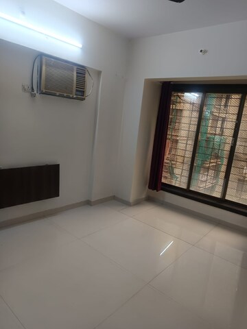 Room in 2 BHK Apartment at Goregaon Vivan, Goregaon West – for Rent