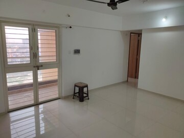 Room in 2 BHK Apartment at Majestique Towers, Kharadi – for Rent